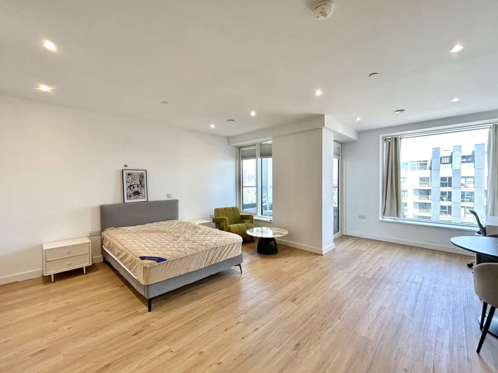 Flat Deacon Street in Greater London