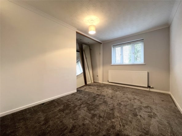 House Mortimer Close in Shaw