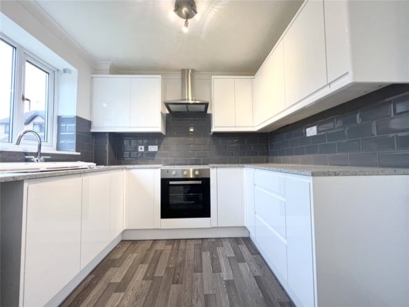 House Mortimer Close in Shaw