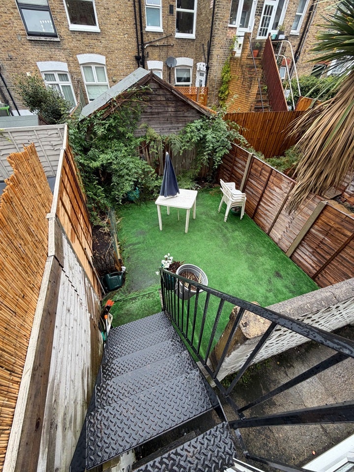 Flat Salterford Road in Greater London