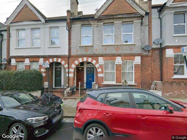 Flat Salterford Road in Greater London