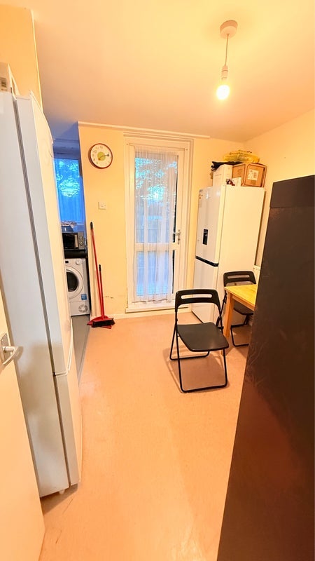 Room Abbott Road in Greater London