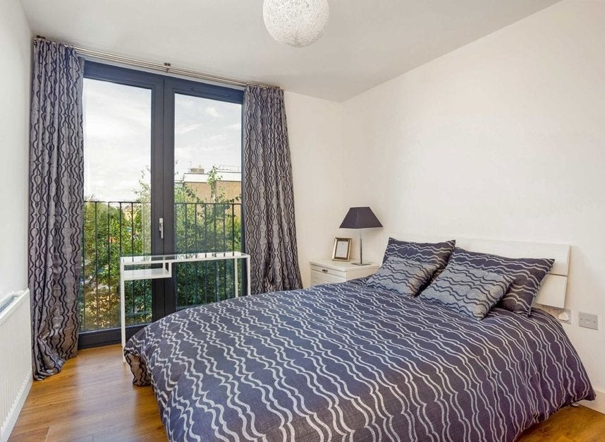 Flat Needleman Street in Greater London