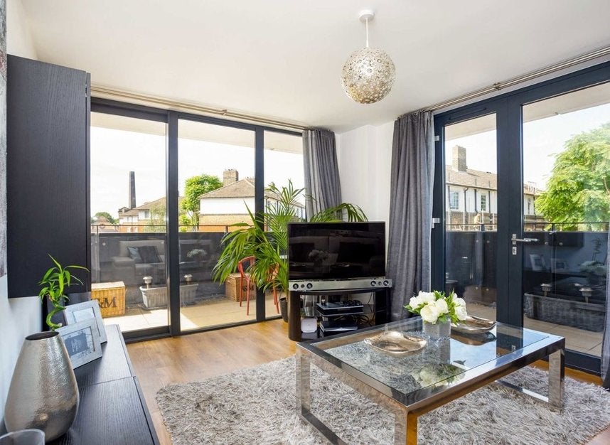 Flat Needleman Street in Greater London