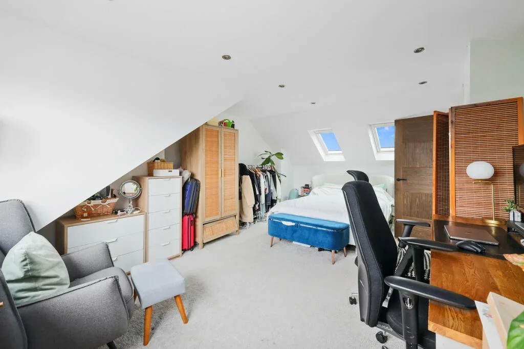 Flat Manor Road in Greater London