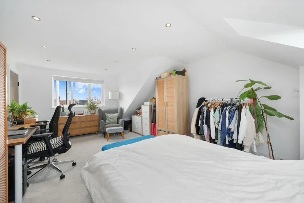 Flat Manor Road in Greater London