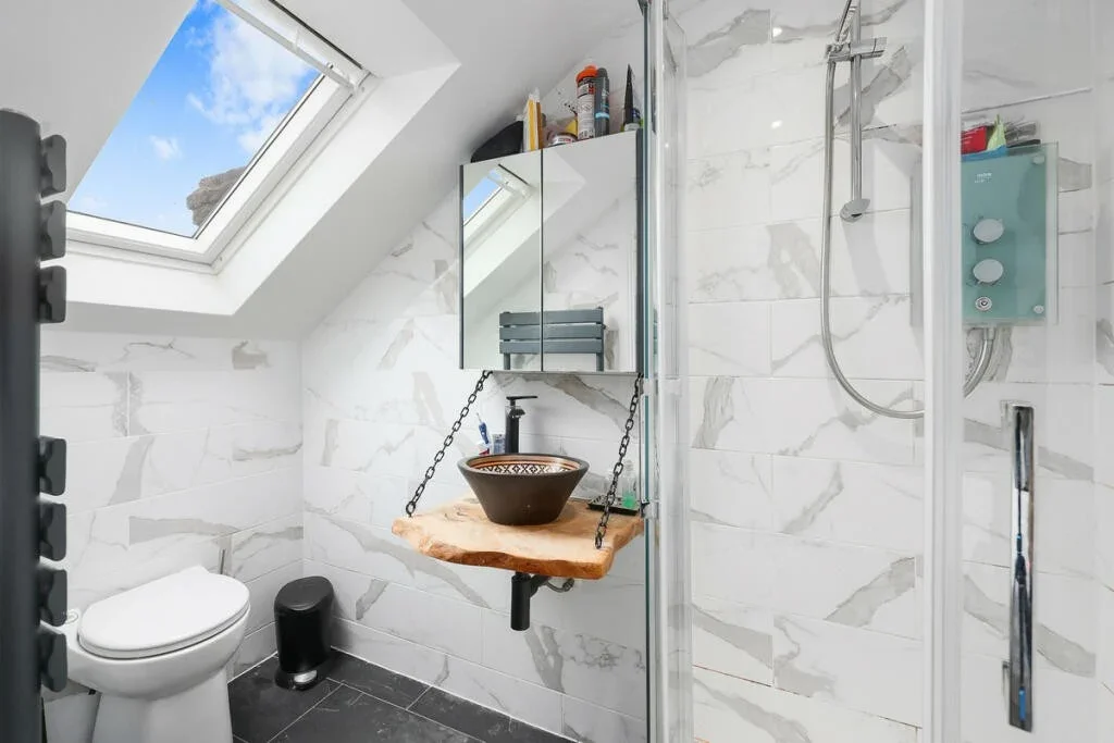 Flat Manor Road in Greater London