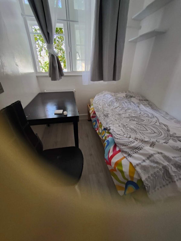 Room Avenons Road in Greater London