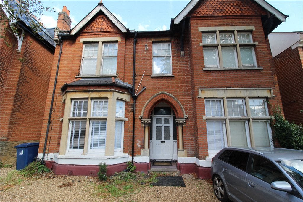 Flat Kings Avenue in Greater London
