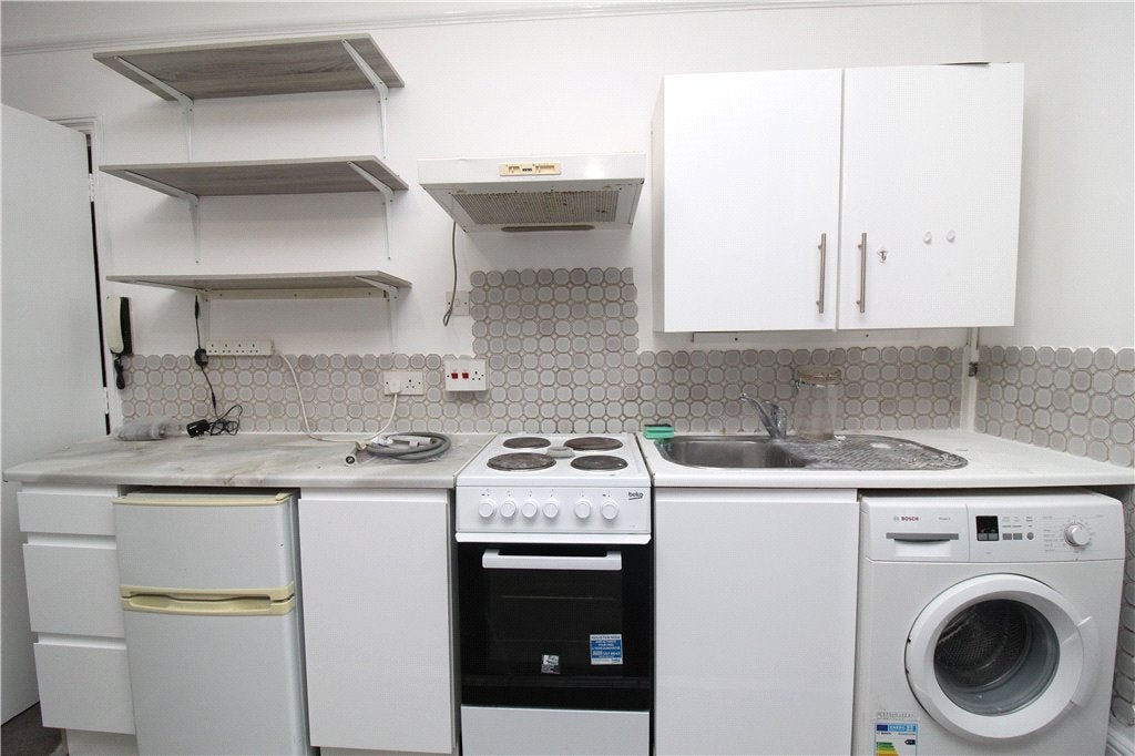 Flat Kings Avenue in Greater London