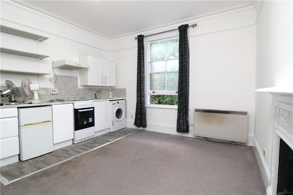 Flat Kings Avenue in Greater London