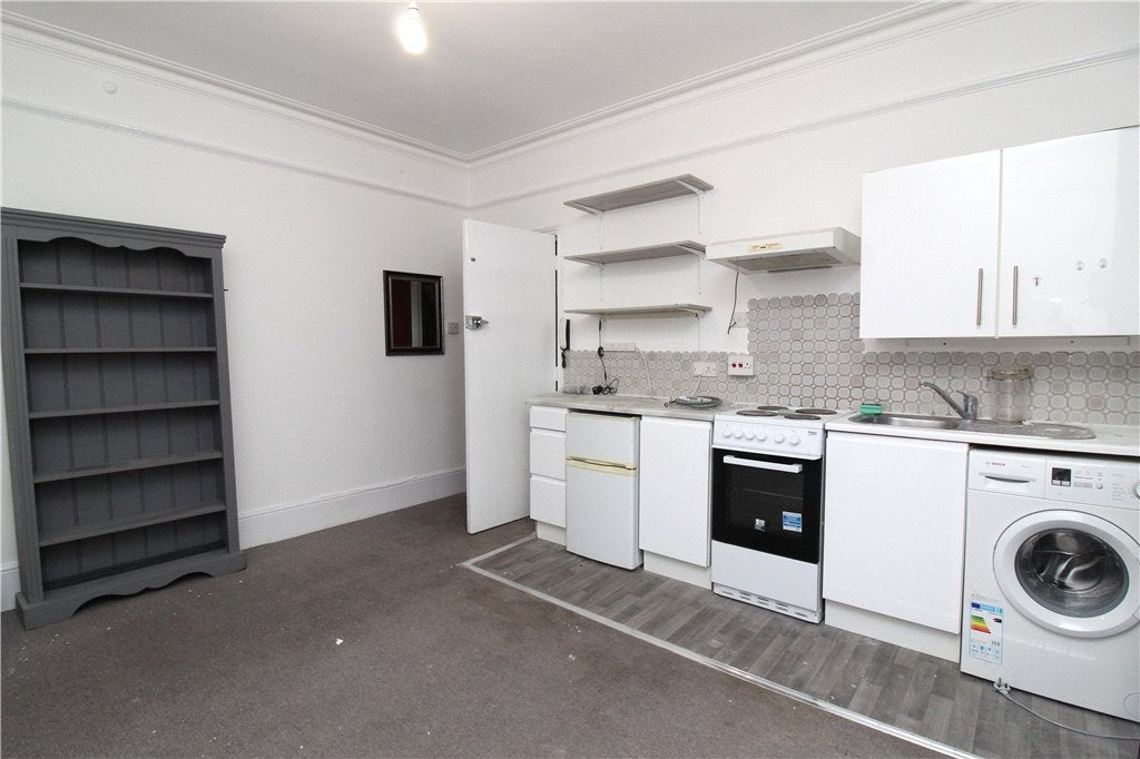 Flat Kings Avenue in Greater London