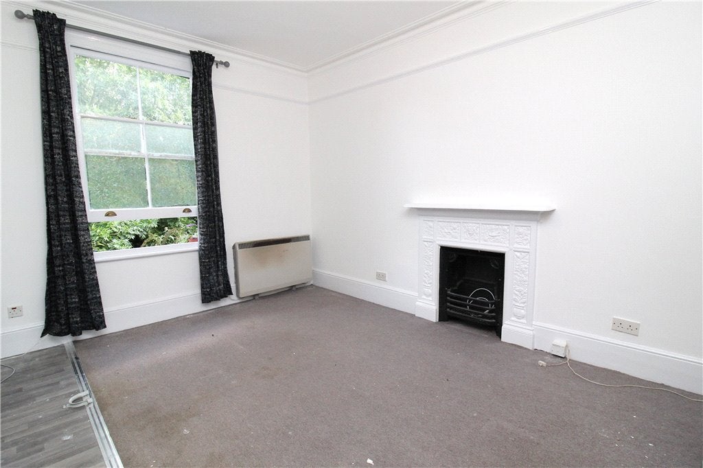 Flat Kings Avenue in Greater London