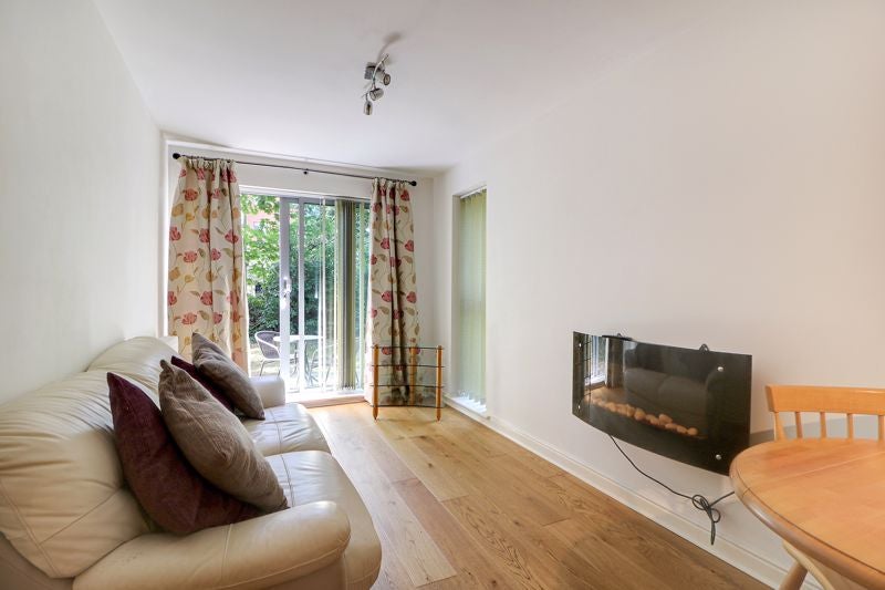 Flat Coombe Way in Rushmoor