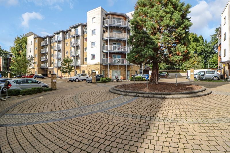 Flat Coombe Way in Rushmoor
