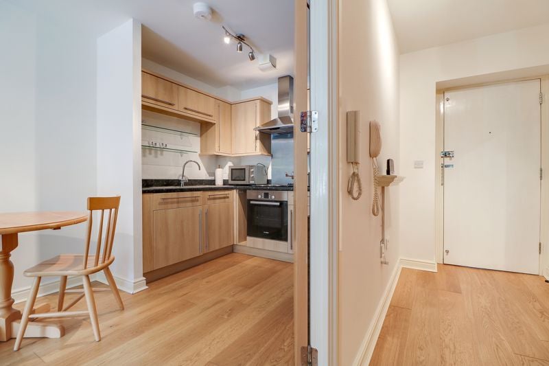 Flat Coombe Way in Rushmoor
