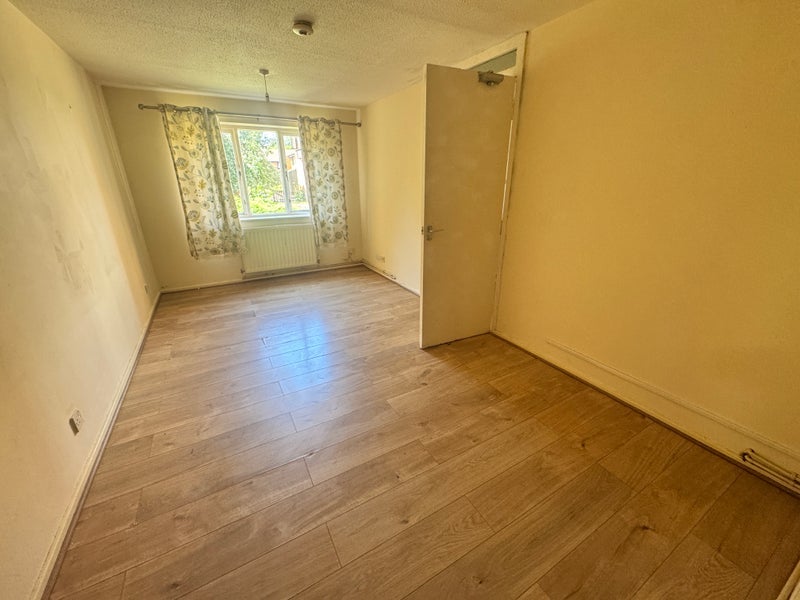 Flat Beardsley Way in Greater London