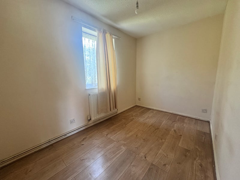 Flat Beardsley Way in Greater London