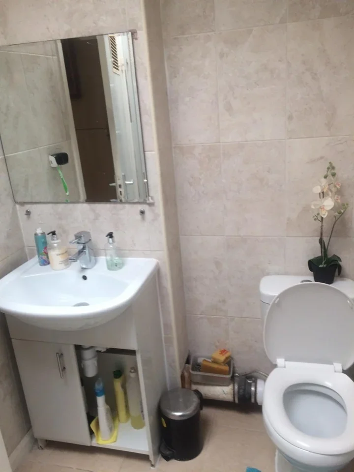 Room Rayner's Road in Greater London