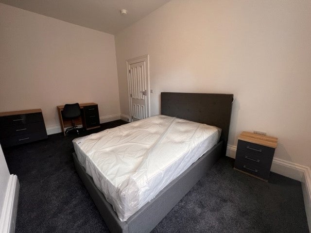 Flat Headingley Lane in Leeds