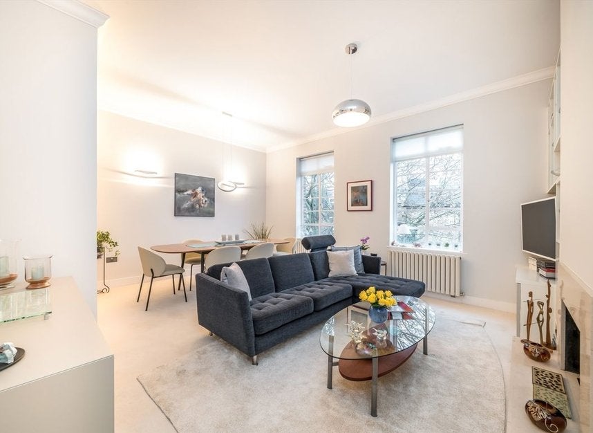 Flat Earl's Court Square in Greater London