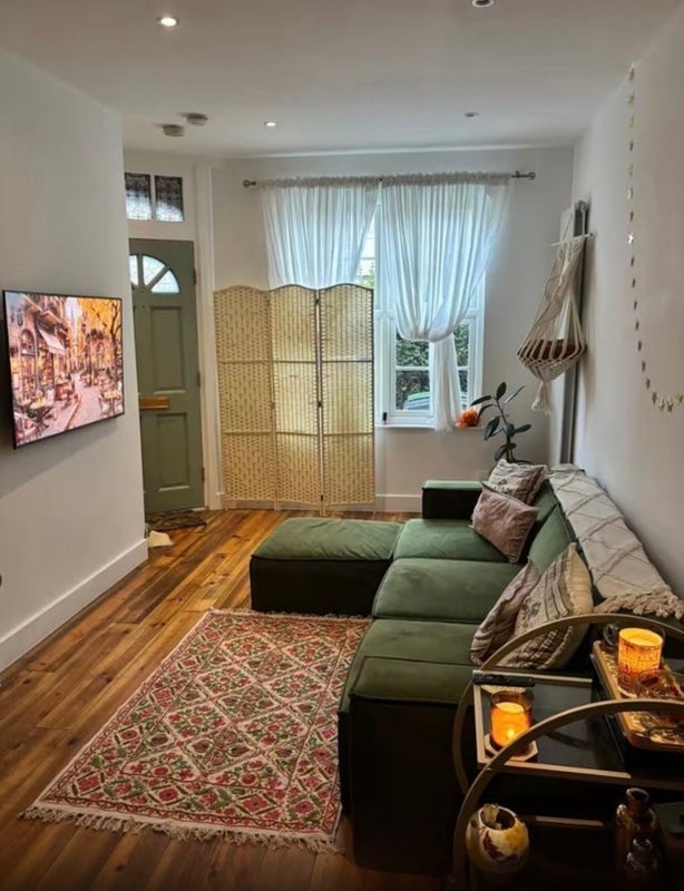 Room Chesthunte Road in Greater London