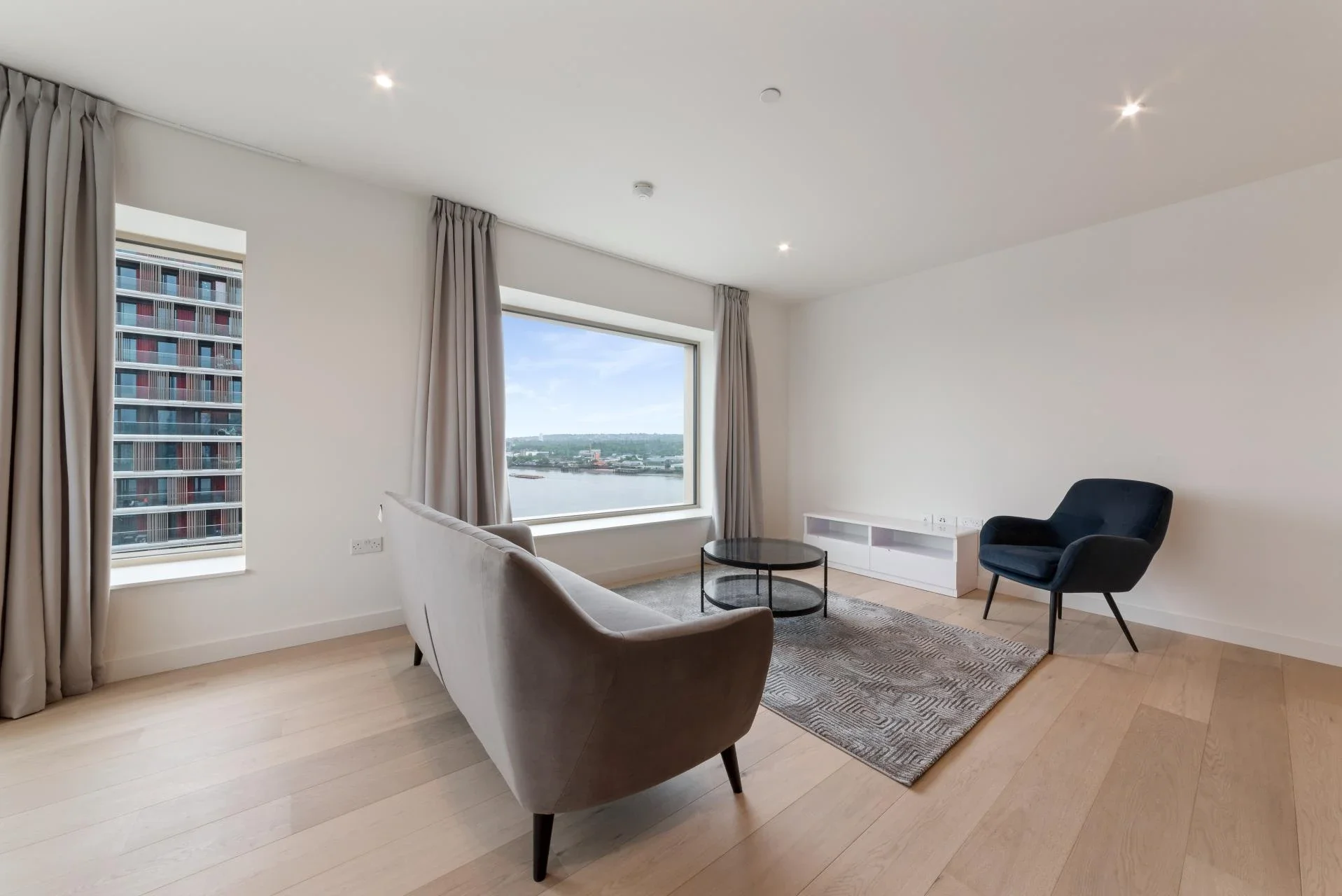 Flat Riverside Walk in Greater London