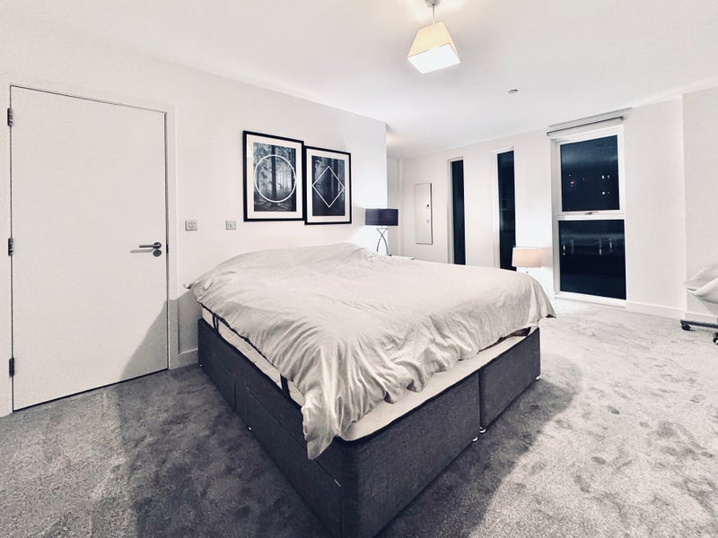 Flat Trinity Way in Greater London