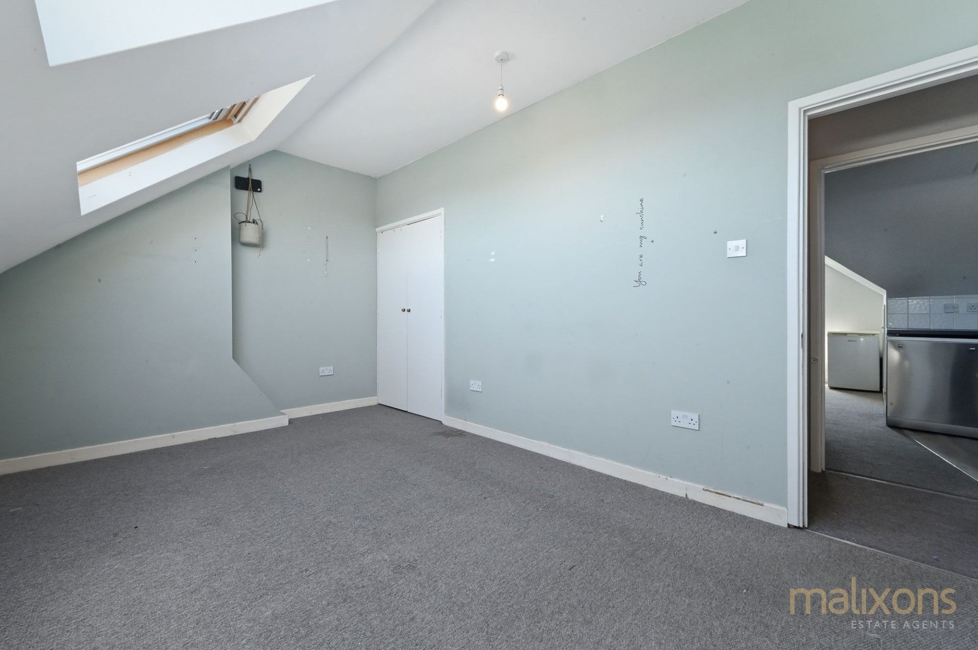 Flat Woodmere Avenue in Greater London