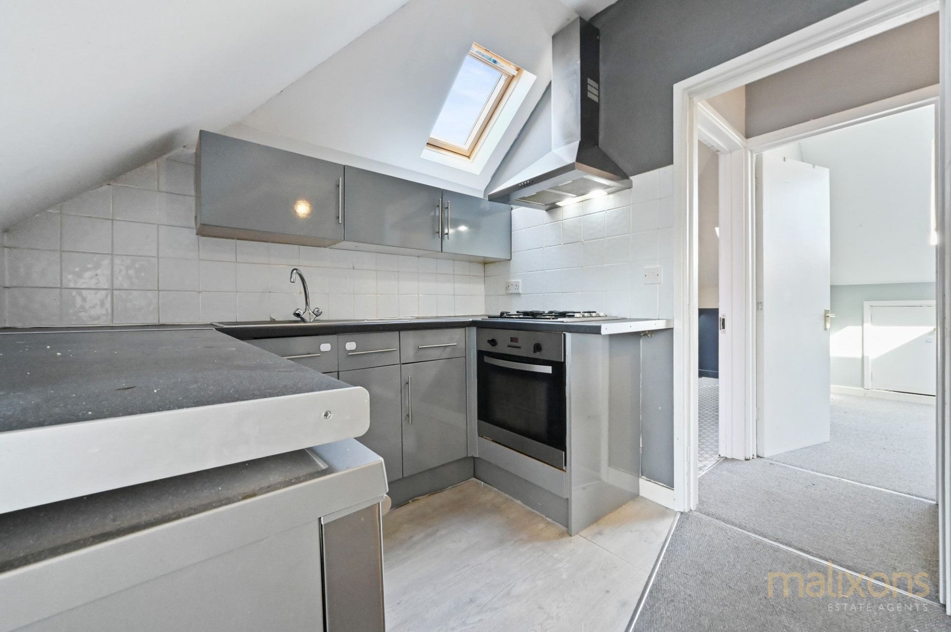 Flat Woodmere Avenue in Greater London