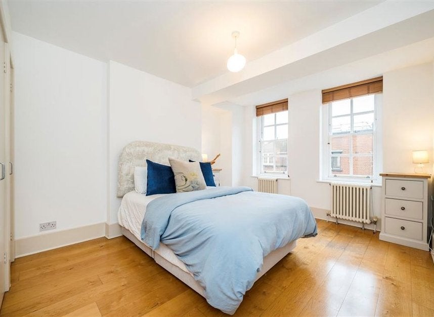 Flat Earlham Street in Greater London