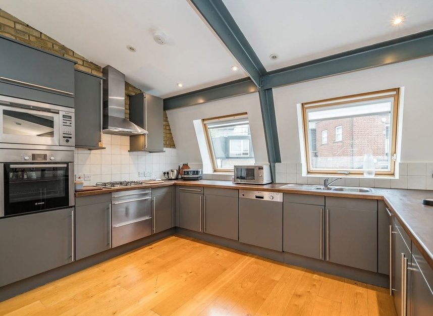 Flat Earlham Street in Greater London
