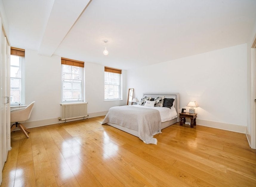 Flat Earlham Street in Greater London