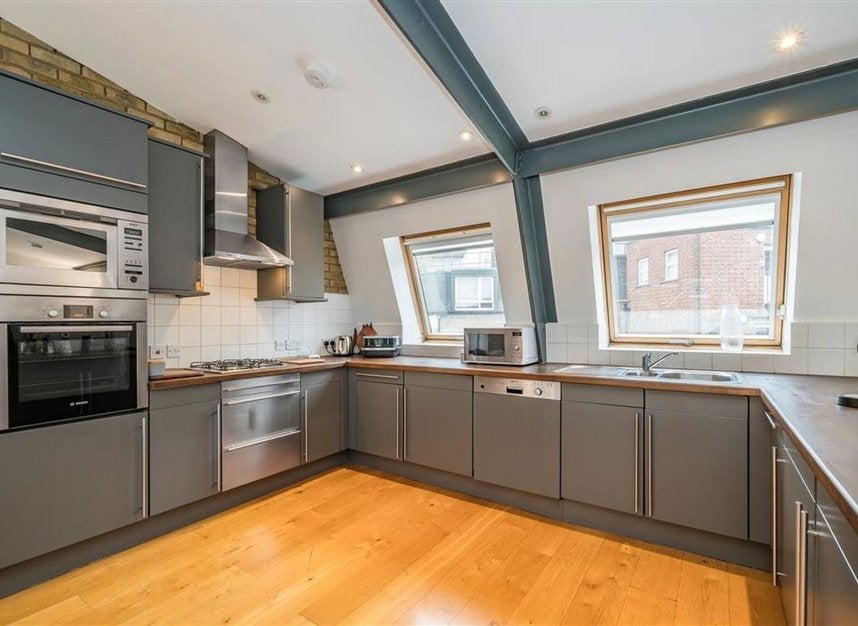 Flat Earlham Street in Greater London