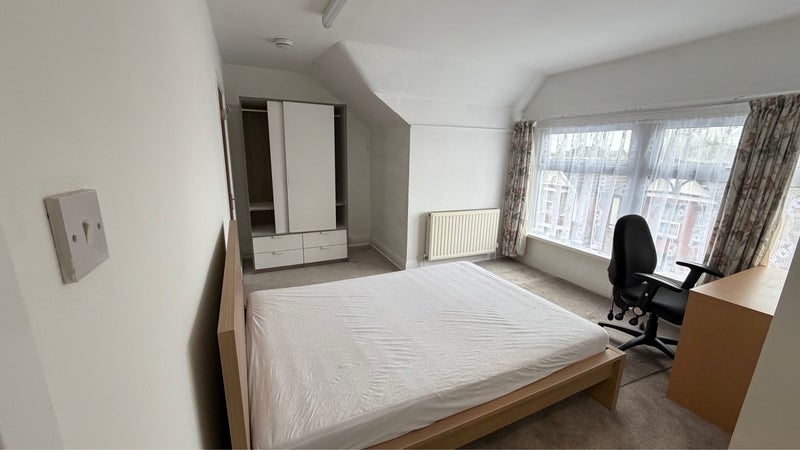Room Ashley Road in Poole