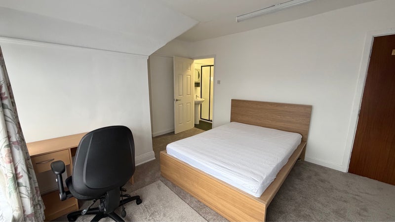 Room Ashley Road in Poole