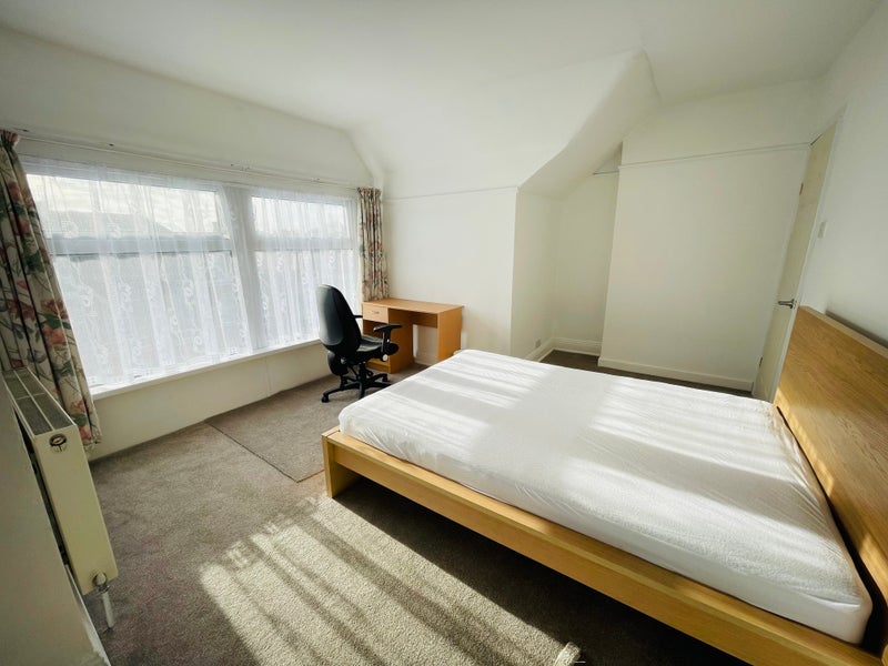 Room Ashley Road in Poole