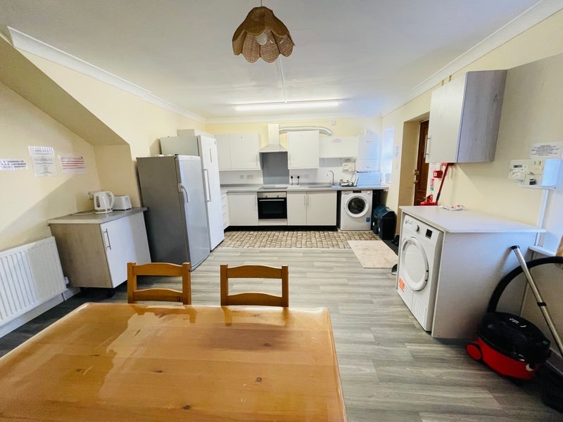 Room Ashley Road in Poole