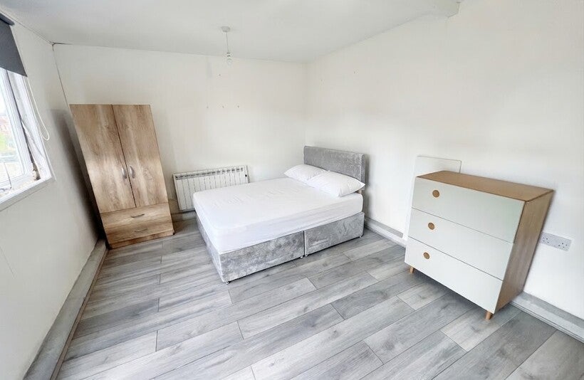 Flat Norbury Hill in Greater London
