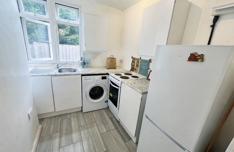 Flat Norbury Hill in Greater London