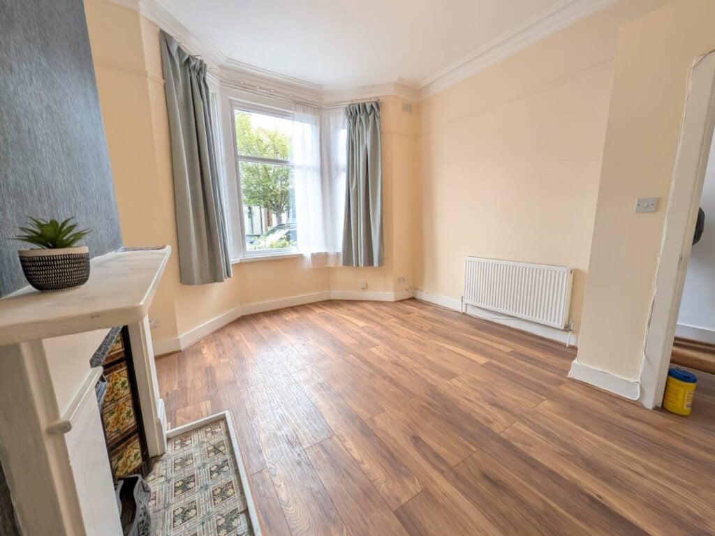 Flat Rainham Road in Greater London