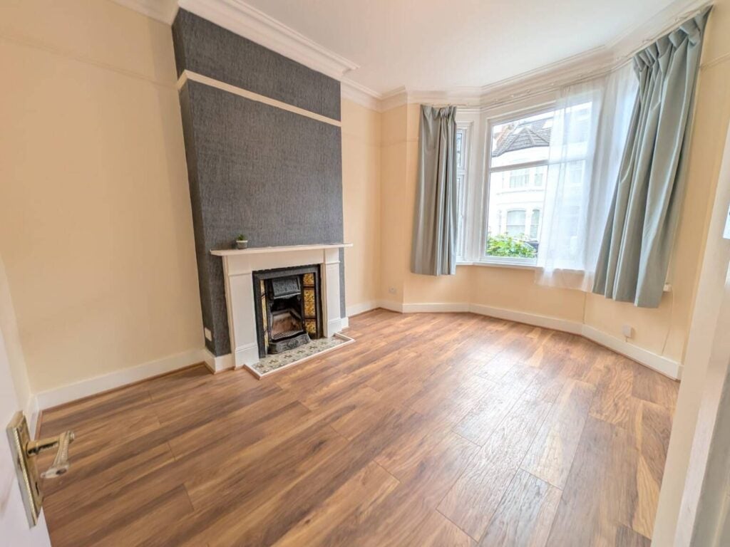 Flat Rainham Road in Greater London