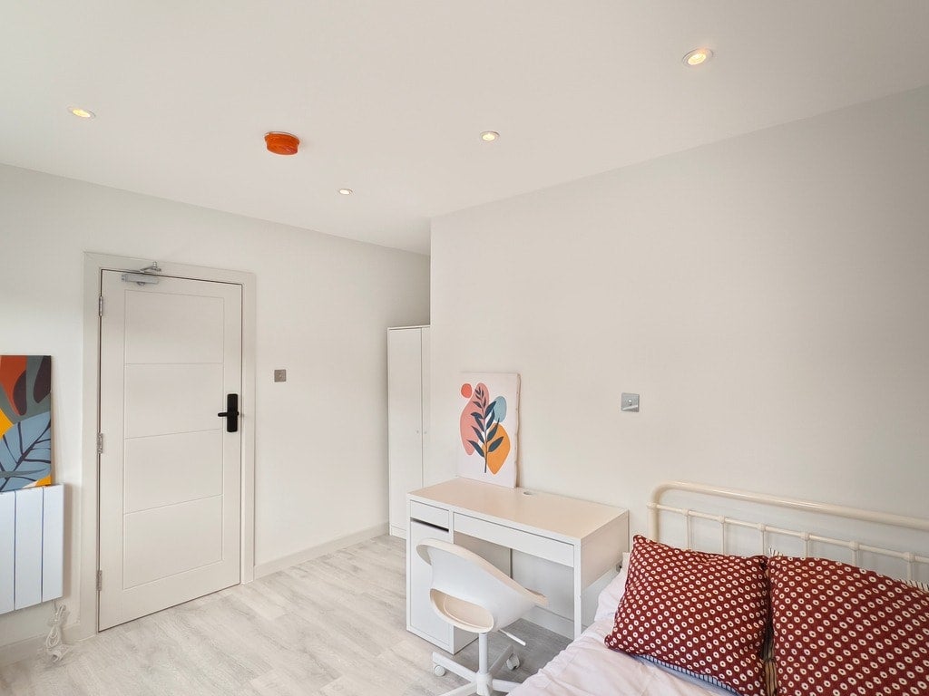 Room Bisson Road in Greater London