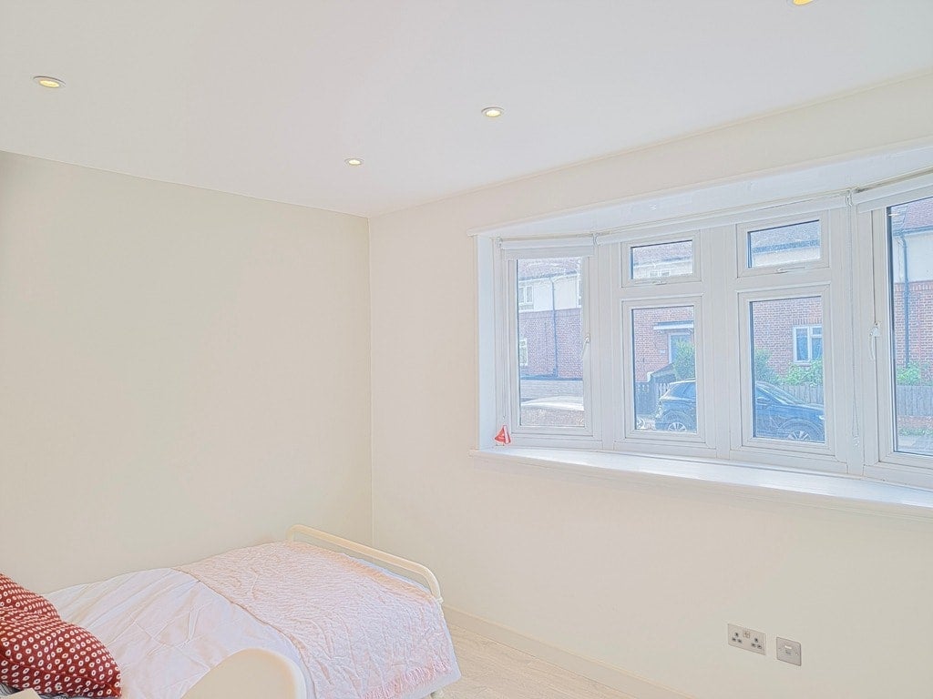 Room Bisson Road in Greater London
