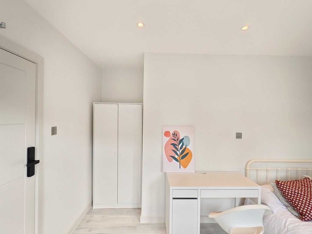 Room Bisson Road in Greater London