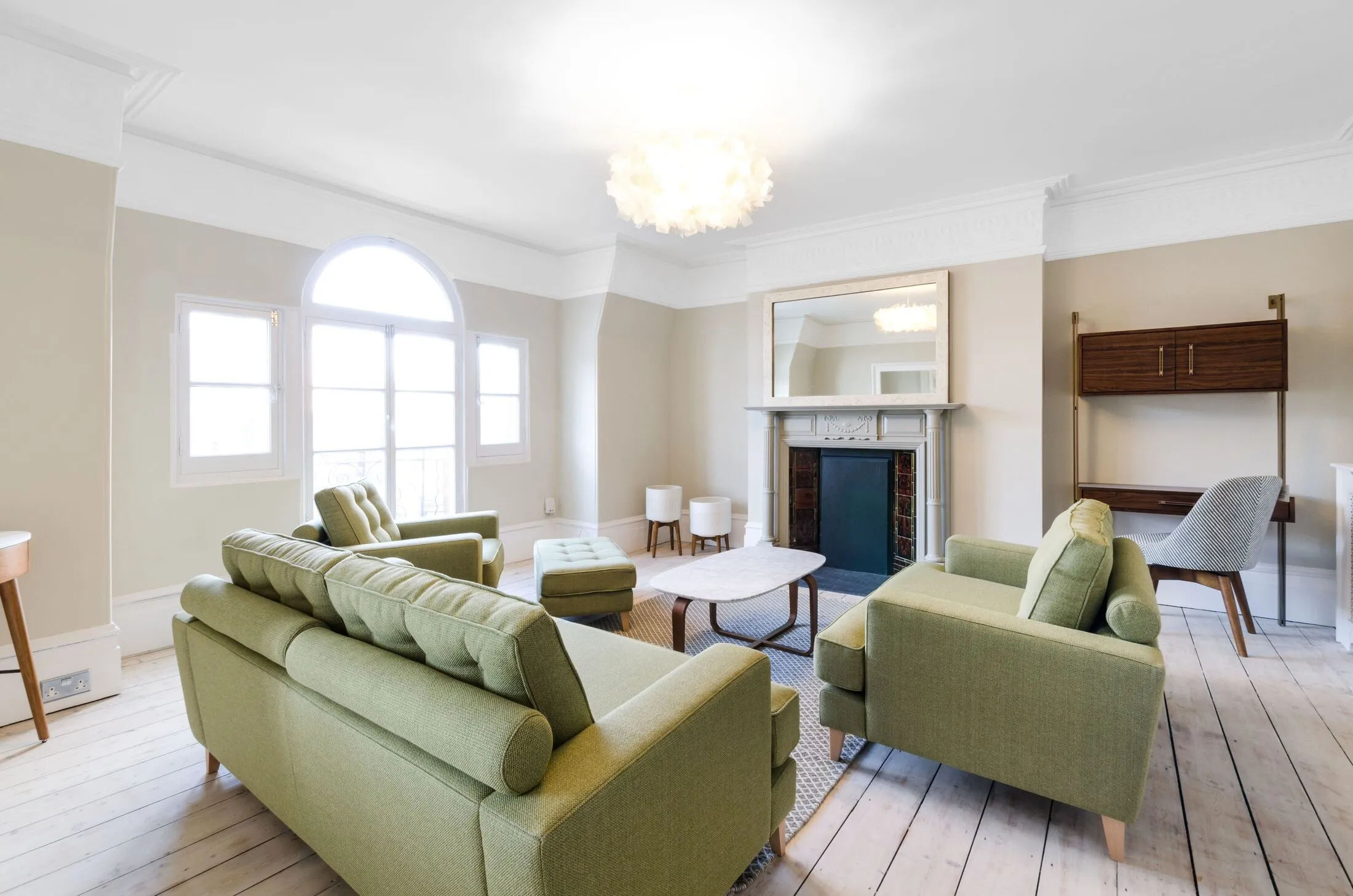 Flat Fortune Green Road in Greater London