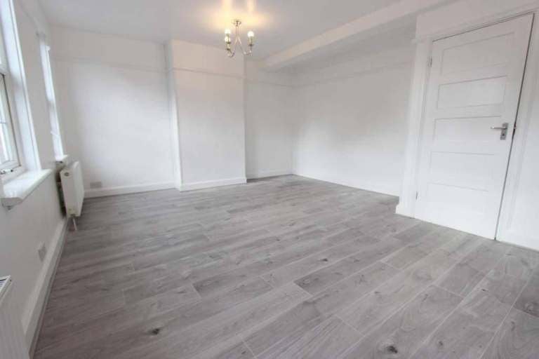 Flat Hampden Square in Greater London