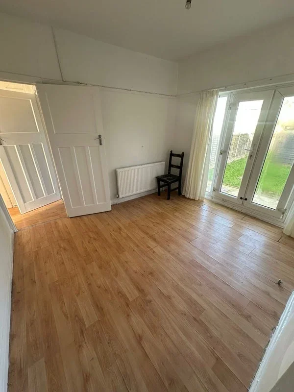 Room Rosslyn Avenue in Greater London