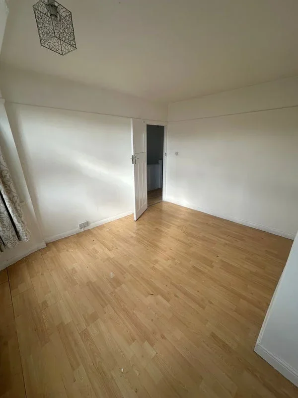Room Rosslyn Avenue in Greater London