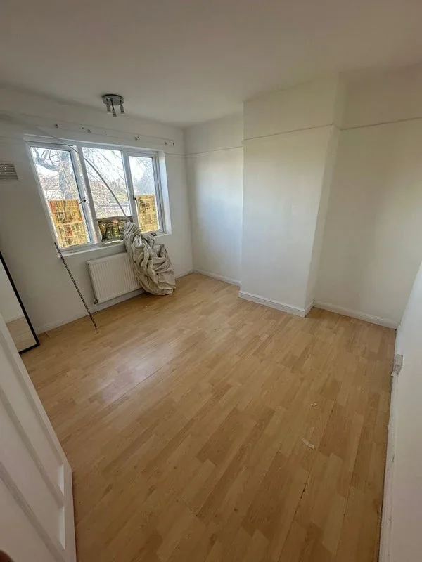 Room Rosslyn Avenue in Greater London